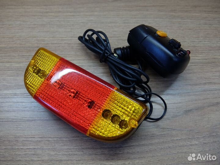 Задний фонарь со стоп-сигналом и поворотниками