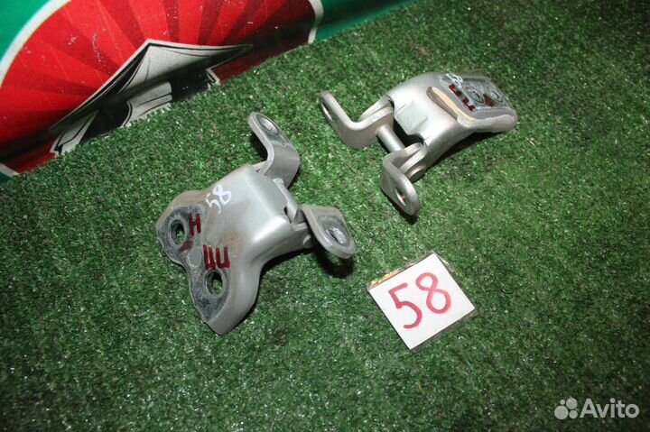 Петля двери пара передняя правая Toyota Avensis