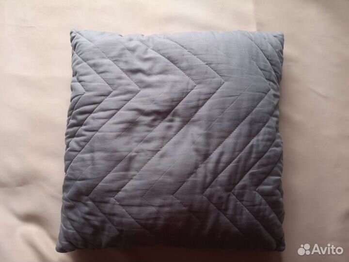 Серое стеганое покрывало и декоративные подушки