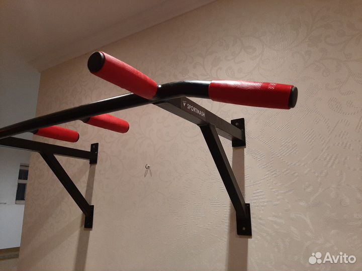 Турник настенный