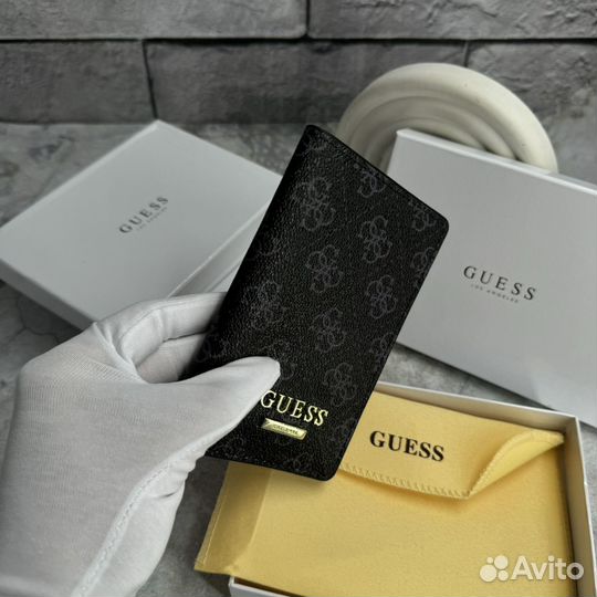 Обложка Guess на паспорт