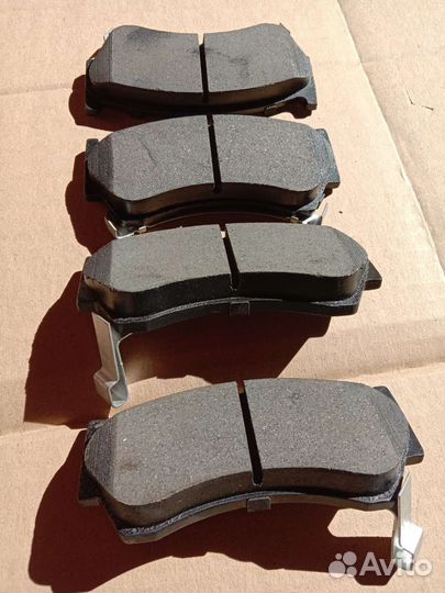 Тормозные колодки передние на Nissan Almera N15