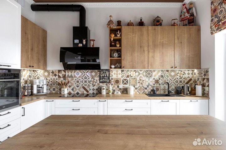 Кухня с каменным островом