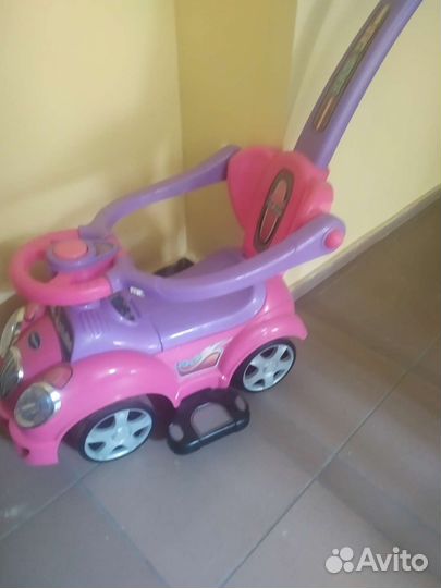 Машинка каталка с ручкой