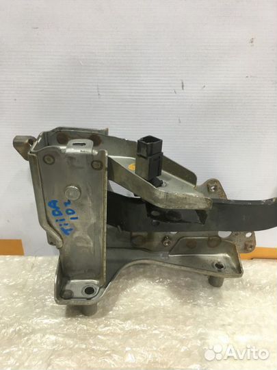 Педаль тормоза Nissan tiida