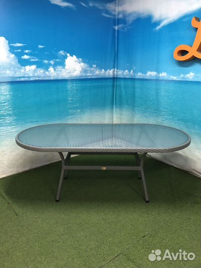 Стол из искусственного ротанга