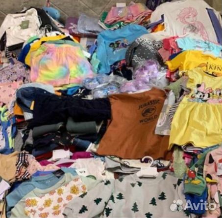 Коробка детских вещей и мужская и женская одежда