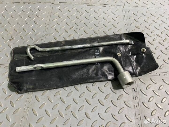 Набор инструментов в запаску Mitsubishi Lancer 9