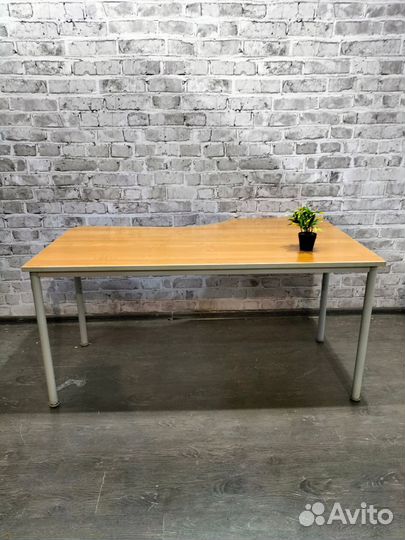 Компьютерный стол на металлических ногах