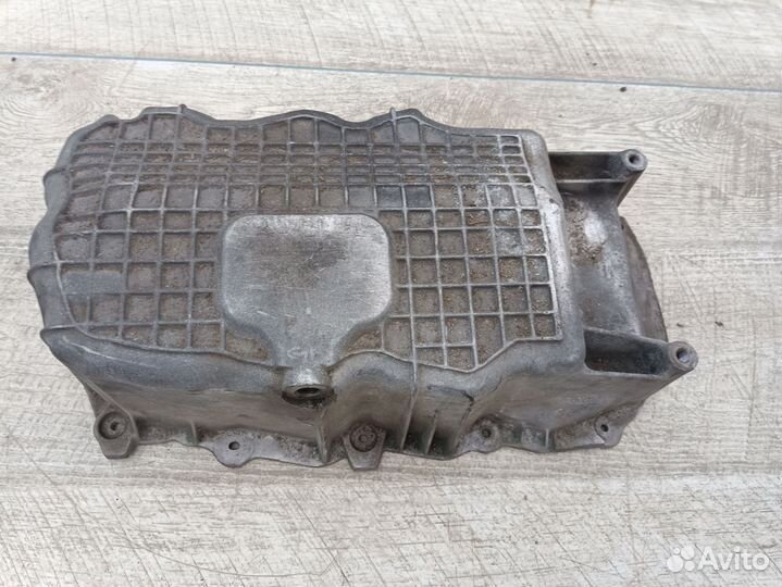Поддон двигателя картер Caravan 4 2.4 EDZ