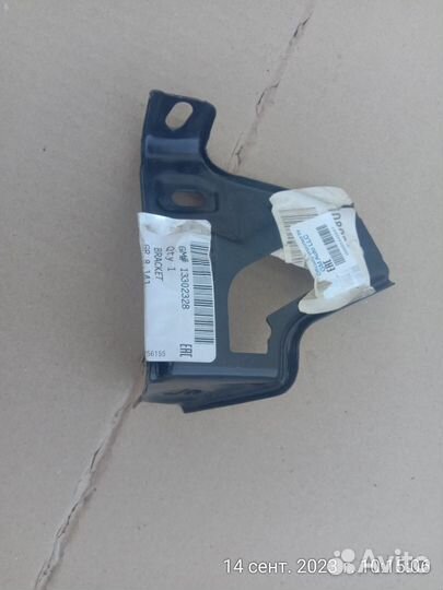 Кронштейн крыла правый Opel Astra J