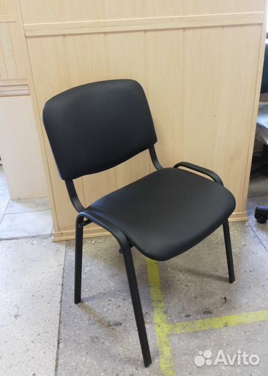 Офисный стул изо кожзам новый