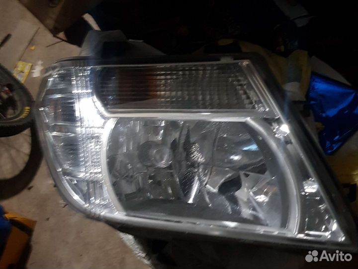 Фара Nissan Navara Pathfinder