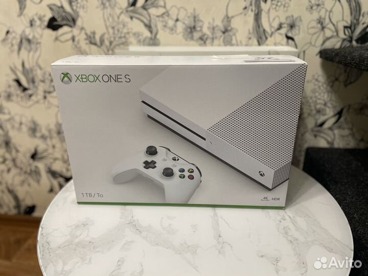 Продам XBox One S 1 Tb