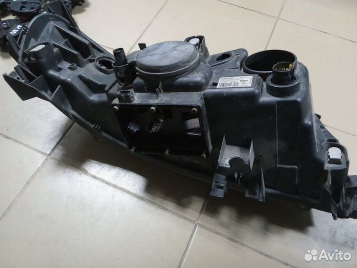 Фара ксеноновая левая Volvo