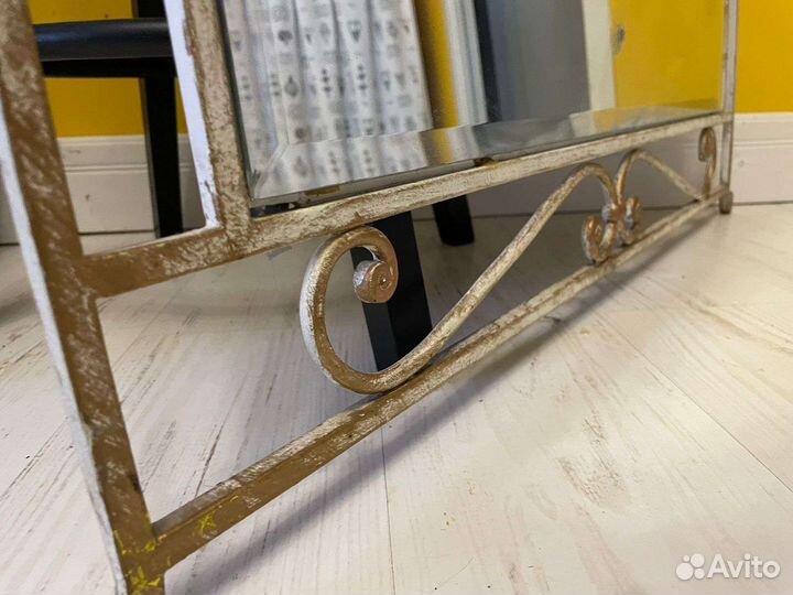 Зеркало в кованой раме