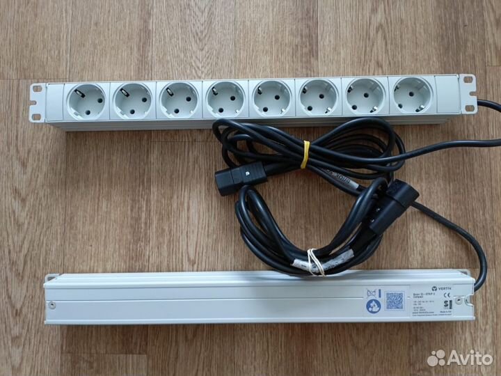 Hyperline SHT 19-9SH-2.5IEC / Vertiv DI-strip E