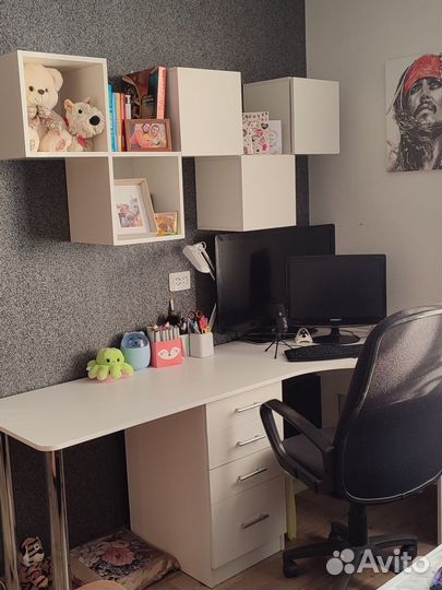 Компьютерный стол с полками и ящиками