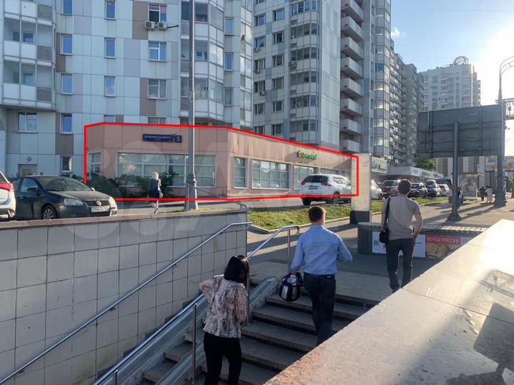 У витрины торговая площадь, 17 м²