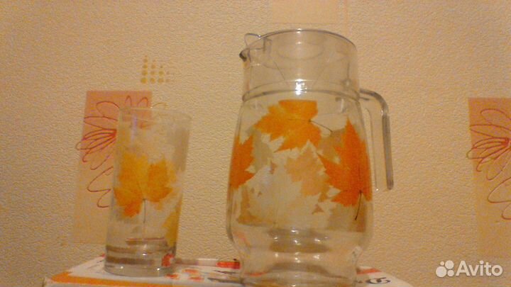 Кувшин и стаканы