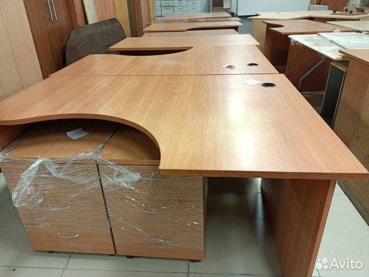 Столы прямые, много, Б.У. Этот товар в Екатеринбур