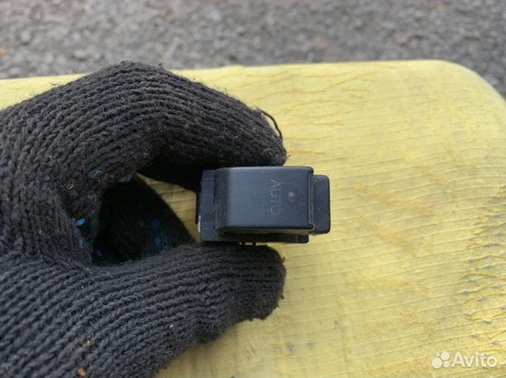 Кнопка стеклоподъемника передняя Toyota Avensis 2