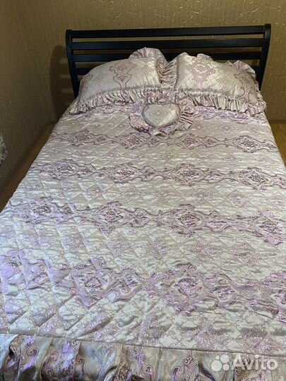 Покрывало с подушками