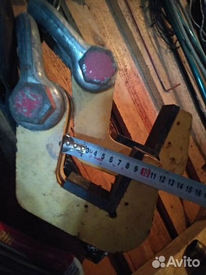 Грузо-захватывающее приспособление