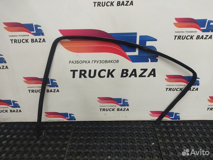 Уплотнитель стекла двери правой