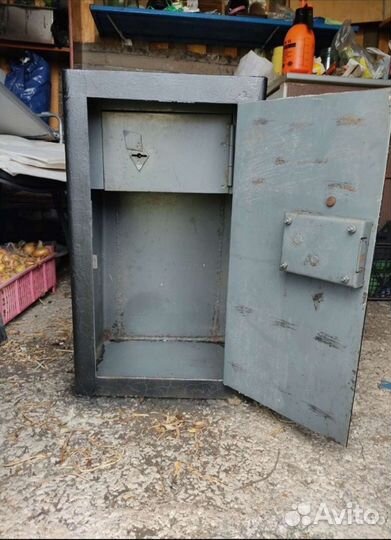 Сейф металлический