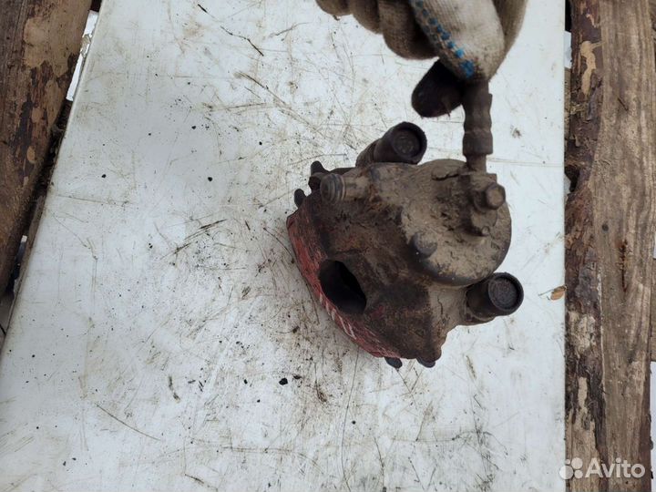 Суппорт передний правый Фольксваген гольф 4