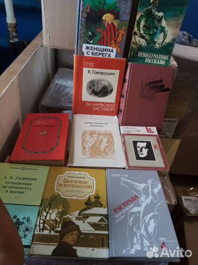 Книги, газеты, журналы, учебники много