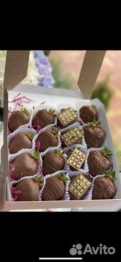 Клубника в шоколаде с цветами и в коробке