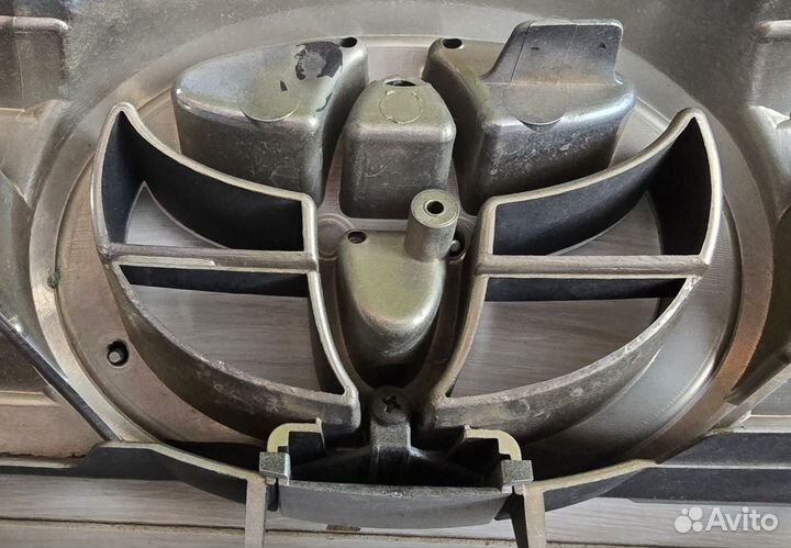 Решетка радиатора Toyota Ipsum 2003-2009