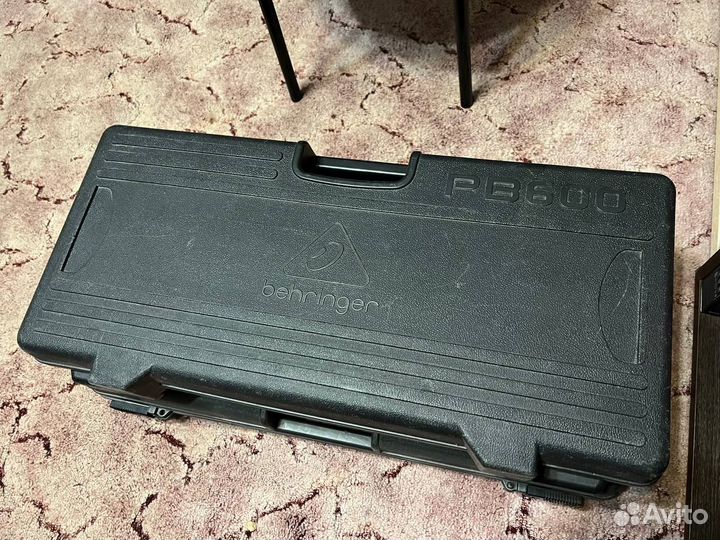 Педалборд Behringer PB600 с педалями