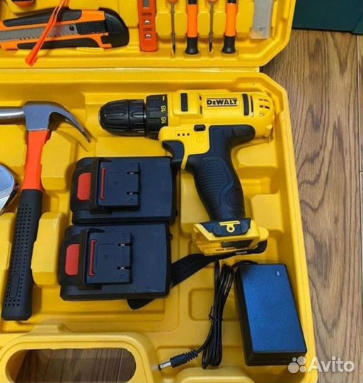 Шуруповерт DeWalt с набором инструментов