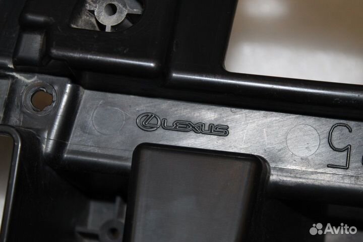 Lexus LX 570 Кронштейн на решетку радиатора 15-21