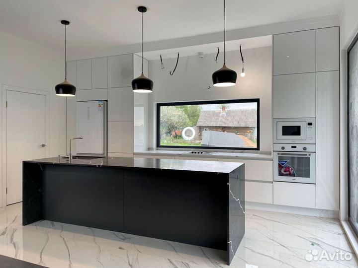 Кухня с каменным островом