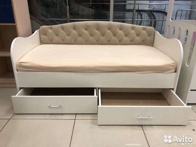 Детская кровать с мягкой спинкой