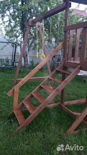 Детская игровая площадка. Качели уличные