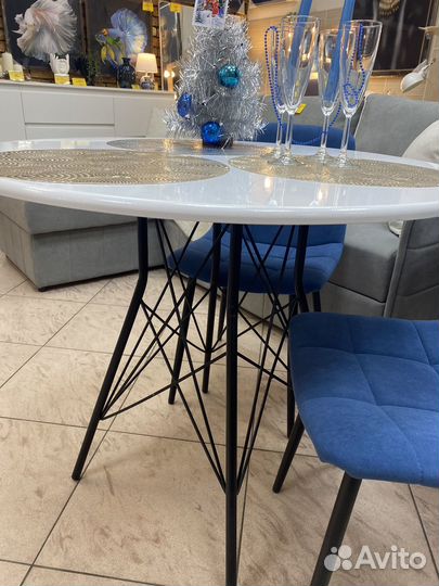 Стол обеденный