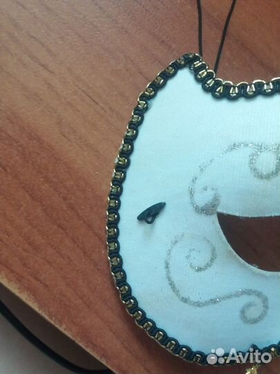 Новогодняя карнавальная маска (Красный куб)