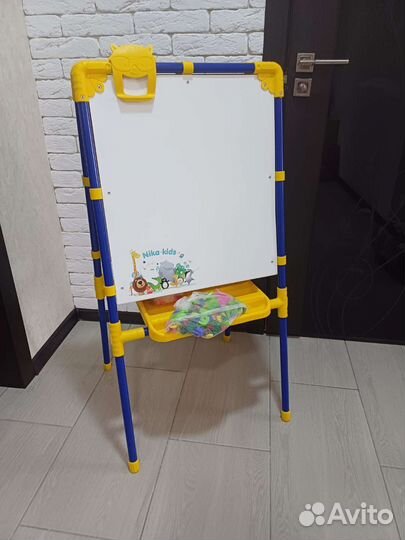 Мольберт, доска для рисования и магниты