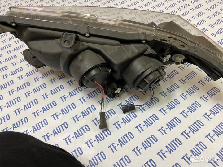 Передние Фары на Toyota Highlander 2012