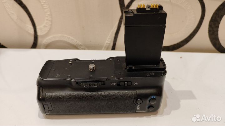 Батарейный блок Canon BG-E8