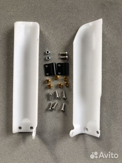 Защита перьев вилки на эндуро мотоцикл