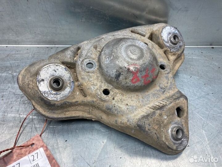 Кронштейн амортизатора Volkswagen Passat B5