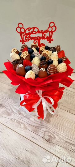 Клубника в шоколаде в шляпной коробочке с топпером