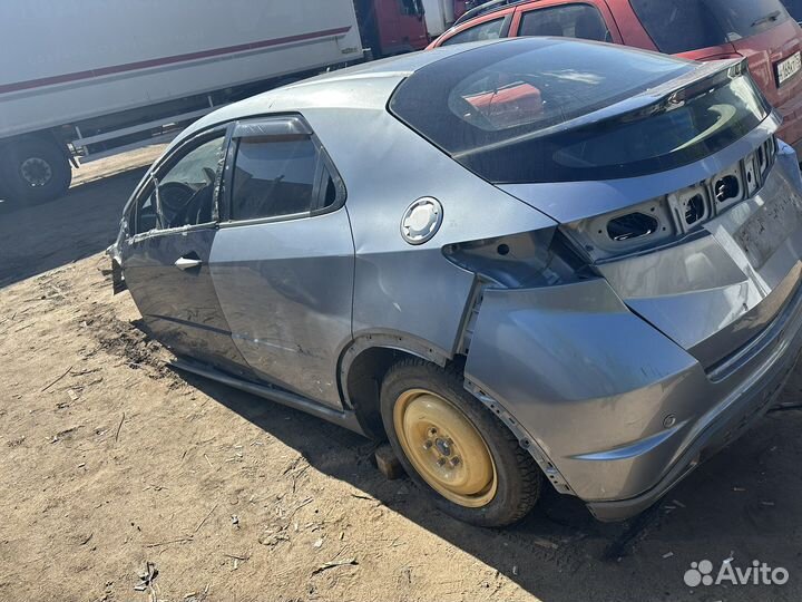 Разбираю на запчасти хонда civic 5D