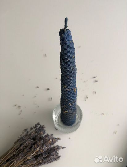 Свеча из вощины синяя с душицей и лавандой